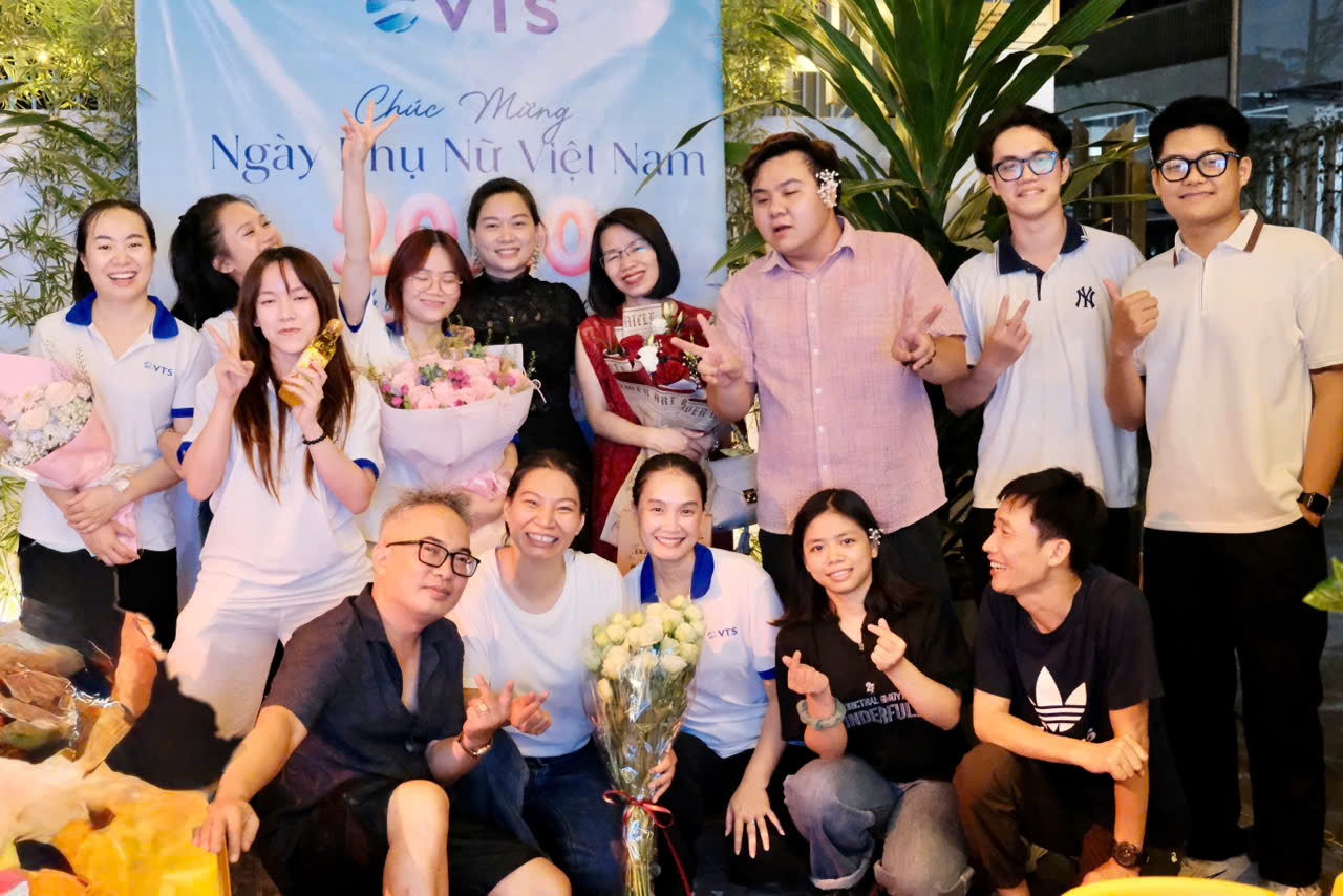Đại diện Ban lãnh đạo và tập thể nhân viên chụp ảnh lưu niệm 
