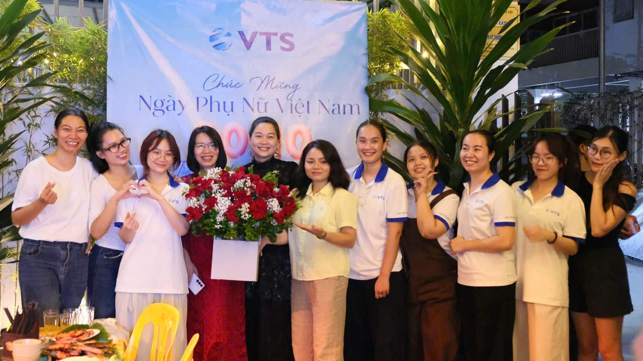 Tập thể cán bộ nhân viên nữ rạng rỡ trong sự kiện 